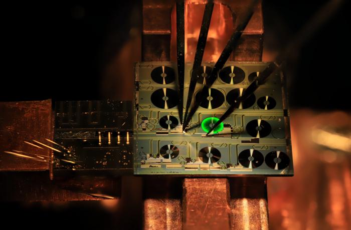 全球首個光子芯片上摻鉺波導(dǎo)激光器面世